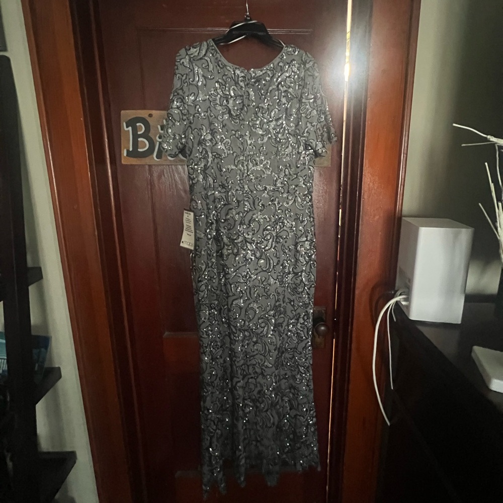 Beautiful mother of the bride/groom dress.